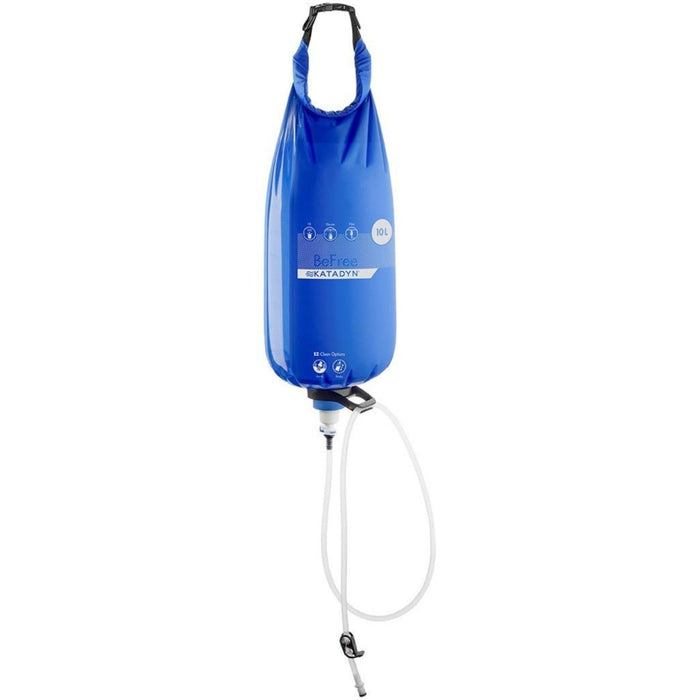 Sacca idratante con filtro dell'acqua Katadyn BeFree Gravity da 10 litri con membrana EZ-Clean e valvola a rilascio rapido appesa vista isolata