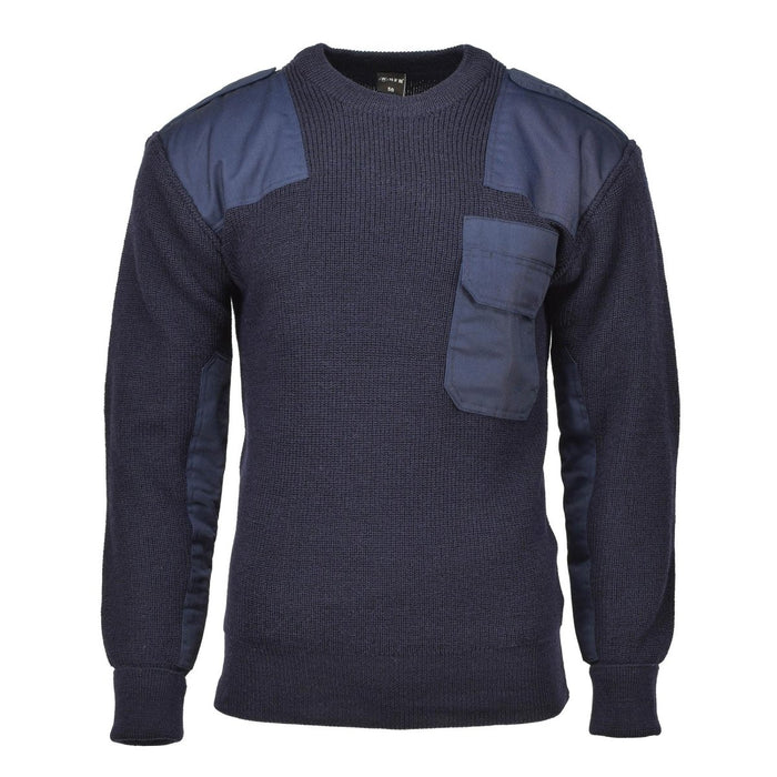 Maglia blu navy con dettagli patch su fondo bianco