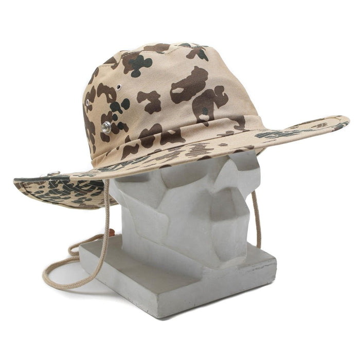 Cappello Panama MFH in stile militare con mimetica tropicale flecktarn, ampia visiera pieghevole, fori di ventilazione e sottogola.