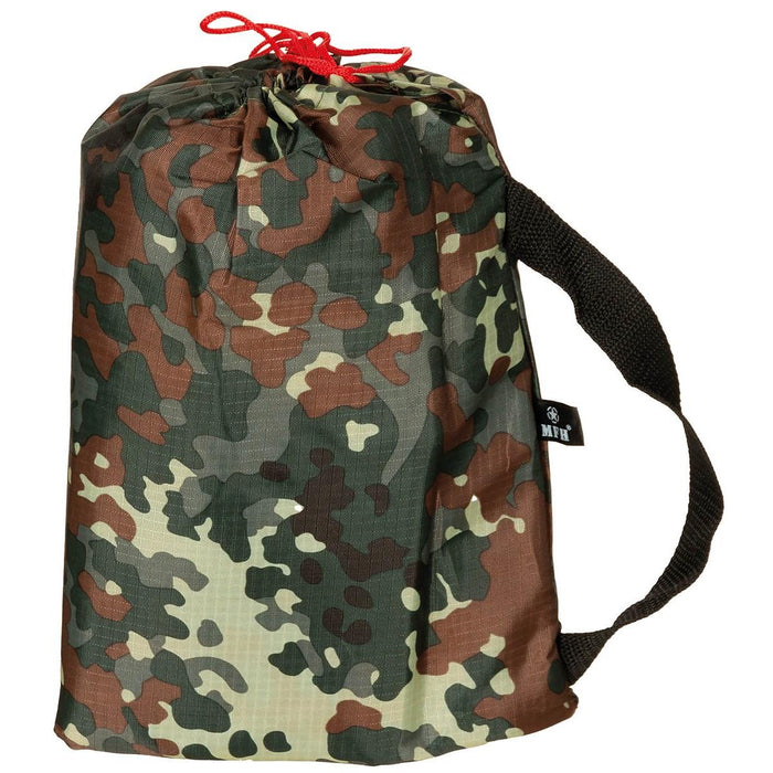 Telone impermeabile MFH in mimetica tedesca Flecktarn con chiusura a coulisse e maniglia di trasporto nera