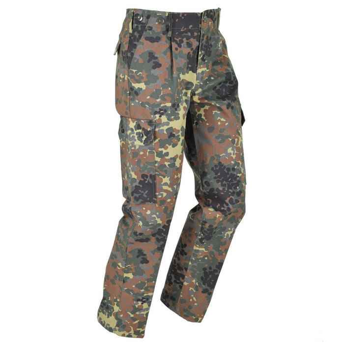 Pantaloni cargo mimetici Flecktarn Mil-Tec in stile esercito tedesco con tasche multiple, tessuto resistente e traspirante per uso esterno.