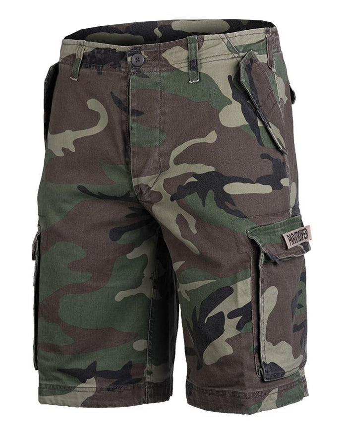 Pantaloncini cargo mimetici boschivi prelavati in stile paracadutista militare tedesco Mil-Tec con tasche sicure e tessuto resistente.
