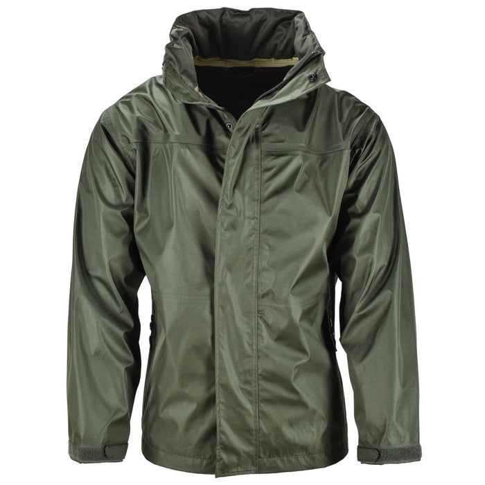 Giacca impermeabile da uomo Mil-Tec verde oliva con patta antivento con zip e bottoni, cappuccio regolabile e polsini in velcro.