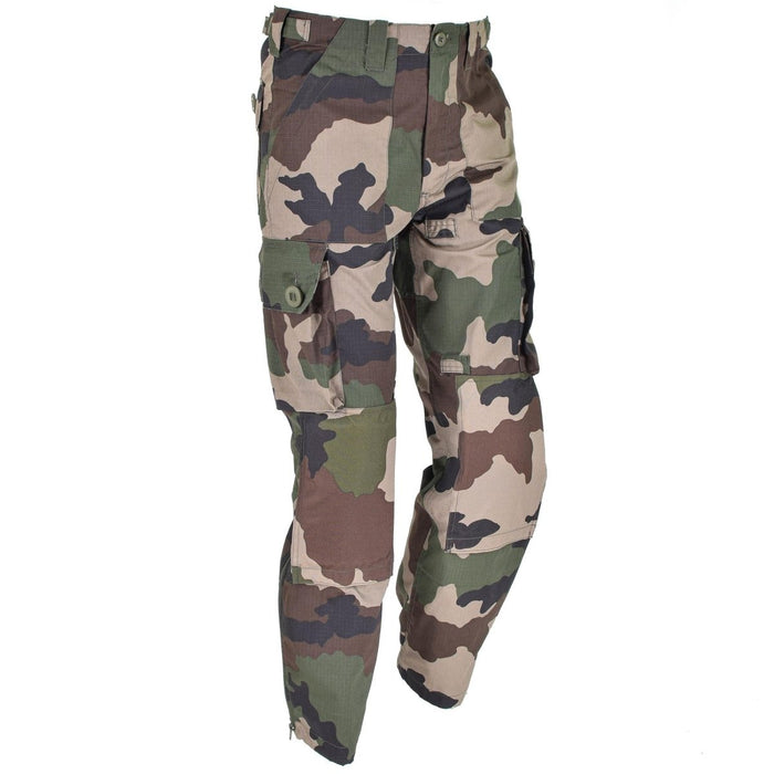 Pantaloni mimetici CCE in stile militare Mil-Tec con tessuto ripstop, ginocchia imbottite, cintura regolabile e fondo con cerniera.