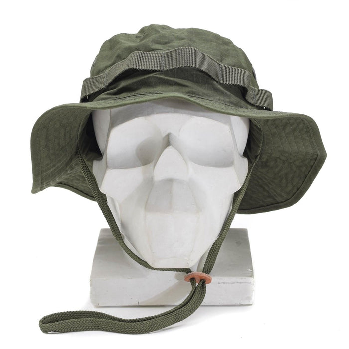 Cappello boonie Mil-Tec in ripstop verde oliva in stile militare con sottogola e passanti per vegetazione, progettato per uso tattico e all'aperto.