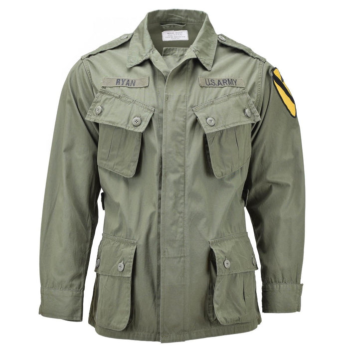 Giacca da giungla M64 in stile Vietnam dell'esercito americano Mil-Tec in verde oliva con tasche multiple e toppe militari.