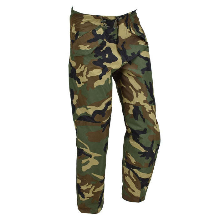 Pantaloni MIL-TEC in stile militare impermeabili e antivento per la stagione fredda con bretelle staccabili in motivo mimetico bosco