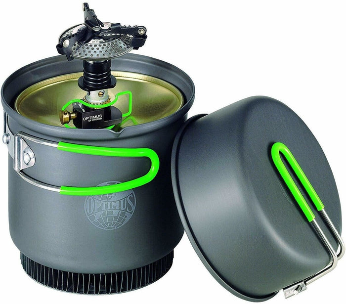 Fornello a gas da campeggio compatto Optimus Crux Weekender HE con bruciatore pieghevole e pentole leggere per un'efficiente cucina all'aperto.