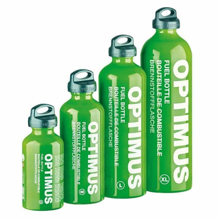 Set di quattro bottiglie di carburante Optimus verdi di diverse dimensioni con tappi a vite di sicurezza per bambini per fornelli da campeggio.