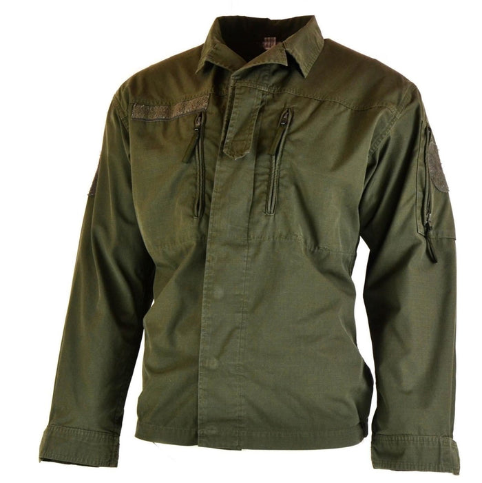 Giacca da combattimento originale dell'esercito austriaco BH in tessuto ripstop verde oliva con tasche con cerniera sul petto e sulle braccia.