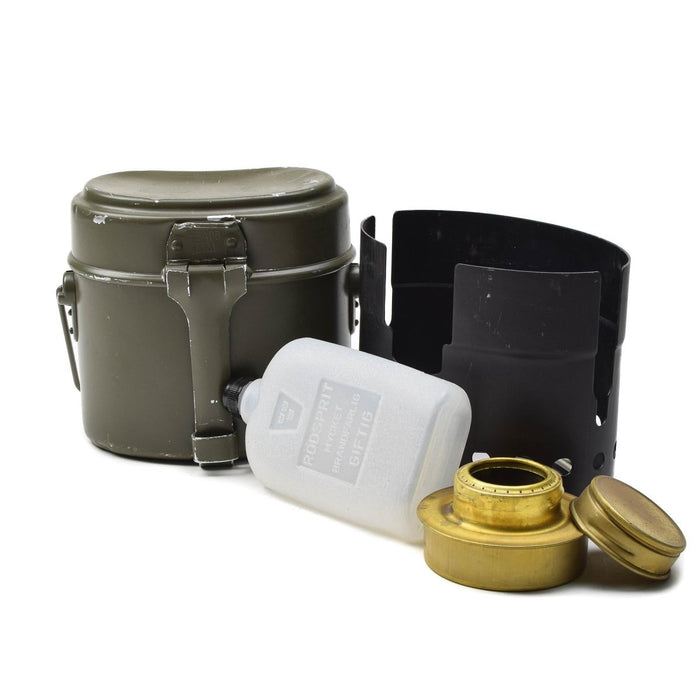 Kit originale austriaco con fornello da campeggio svedese SEVA Trangia e parabrezza in metallo nero isolato su sfondo bianco