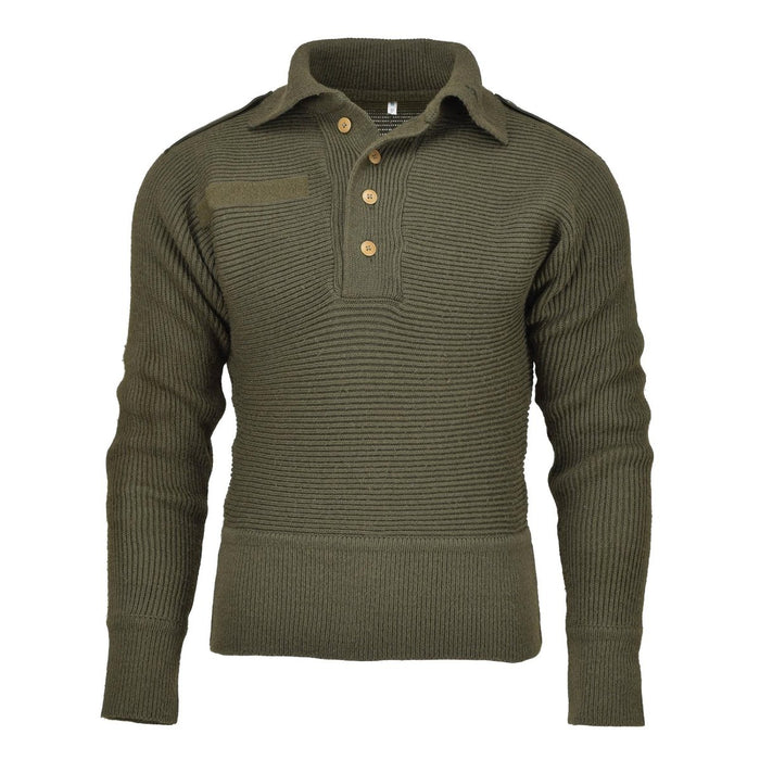Maglia verde a coste con colletto a bottoni su fondo bianco