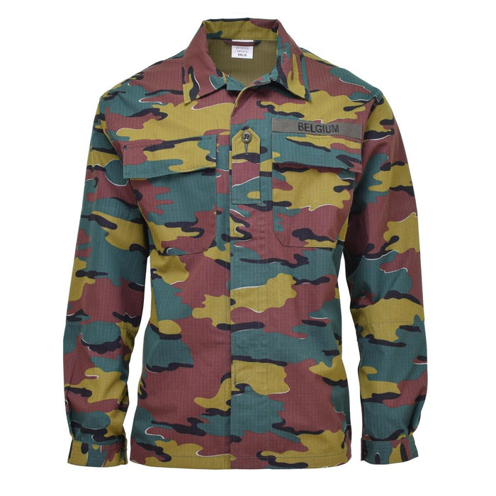 Camicia da combattimento sul campo originale dell'esercito belga con motivo mimetico puzzle, realizzata con tessuto ripstop resistente e design funzionale.