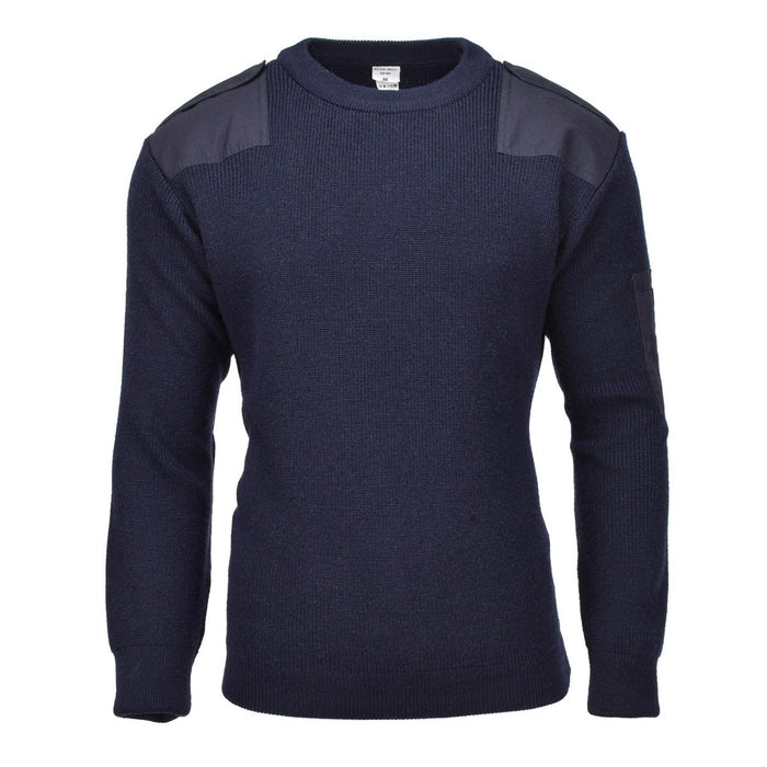 Maglione blu navy su sfondo bianco