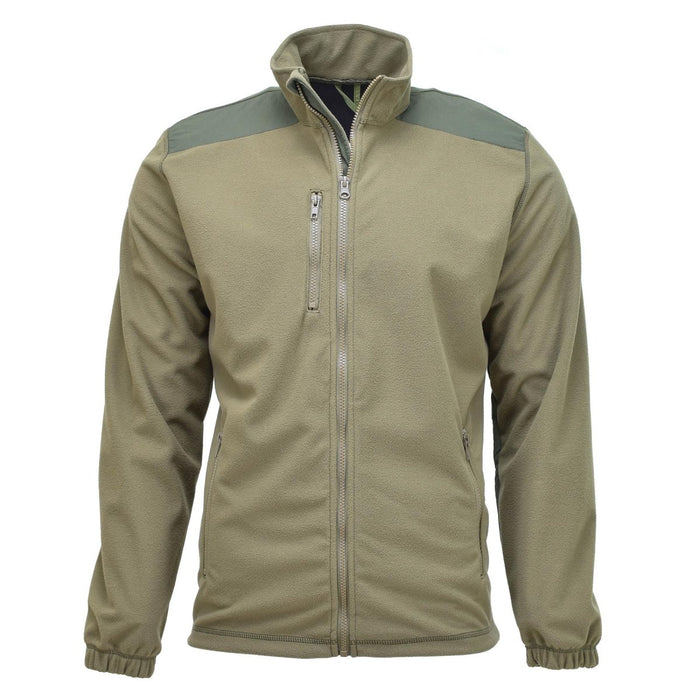 Giacca in pile militare belga verde oliva con zip intera, tasca sul petto e pannelli softshell antivento sulle spalle.