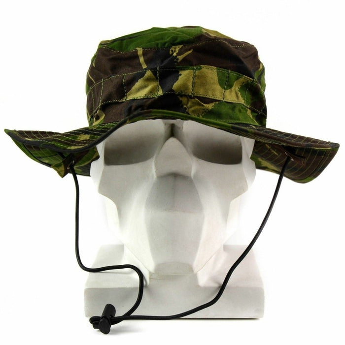 Autentico berretto boonie dell'esercito britannico in mimetica boschiva con sottogola e visiera larga per protezione solare e comfort
