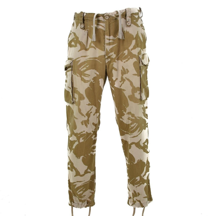 Pantaloni da combattimento leggeri mimetici del deserto dell'esercito britannico con tasche cargo e vita regolabile.
