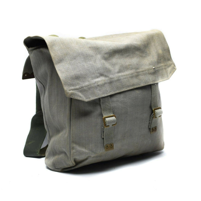 Zainetto originale in tela grigia M37 dell'esercito britannico con chiusure a fibbia e ampio design militare in eccedenza.