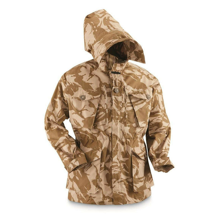 Parka militare britannico mimetico nel deserto con cappuccio, antivento, vita regolabile e molteplici tasche portaoggetti.