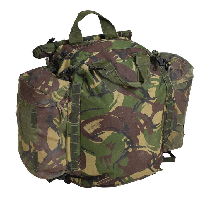 Zaino tattico originale militare britannico con motivo mimetico, scomparti multipli e spallacci imbottiti per l'escursionismo e il campeggio.