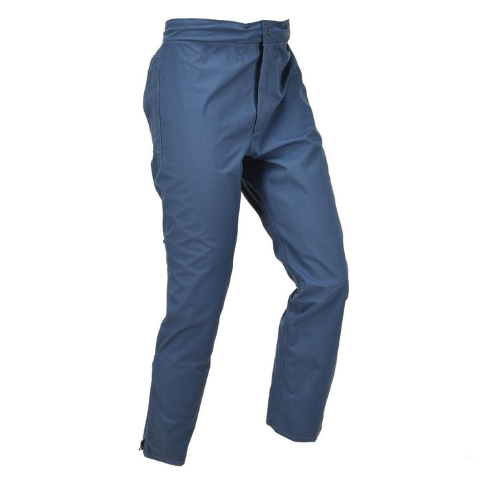 Pantaloni blu impermeabili per il tempo umido della Royal Air Force britannica progettati per durare nel tempo e per l'uso all'aperto.