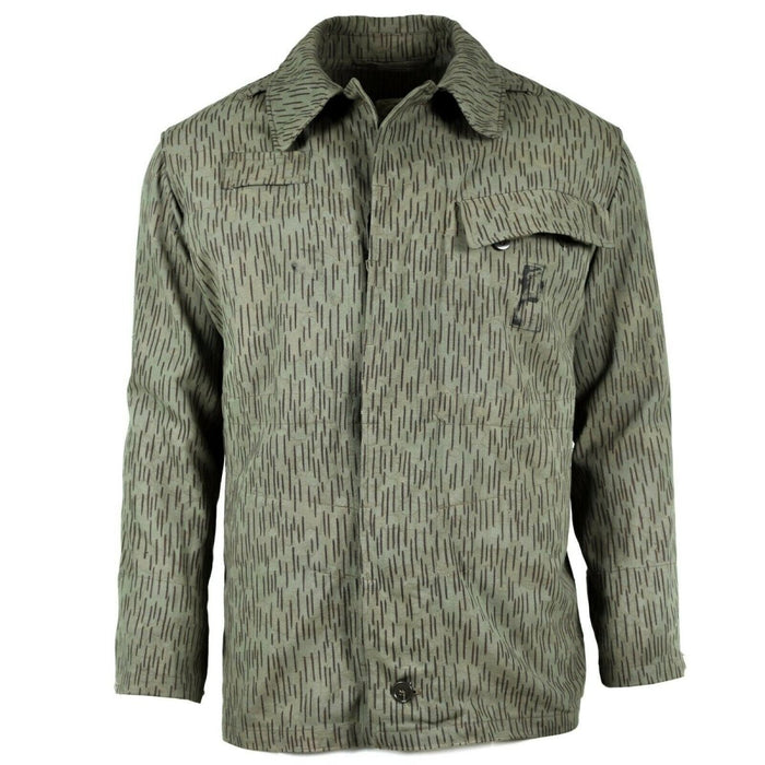 Giacca da campo vintage M60 dell'esercito ceco con mimetica goccia di pioggia, tessuto resistente e tasche multiple per uso esterno.