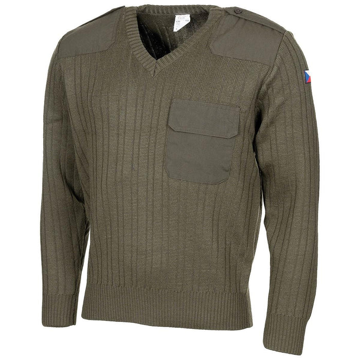 Maglione in lana dell'esercito ceco verde oliva con scollo a V, gomiti rinforzati, toppe sulle spalle e bandiera ceca sul braccio.