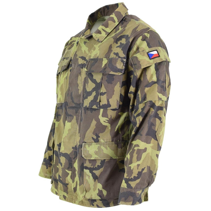 Giacca da campo originale dell'esercito ceco con motivo mimetico a foglie e toppa con bandiera ceca sul braccio, molteplici tasche frontali.