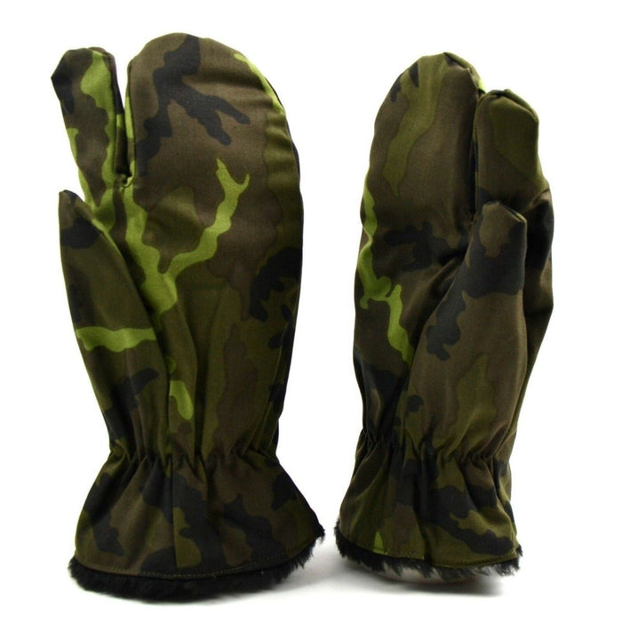 Guanti invernali originali dell'esercito ceco con design a dito a scatto, motivo mimetico e fodera in pile per calore e destrezza.