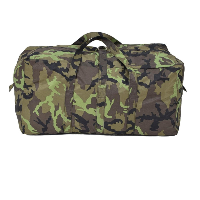 Borsone militare ceco originale M95 mimetico con tessuto resistente, interni spaziosi e chiusura con cerniera per viaggi e uso esterno.