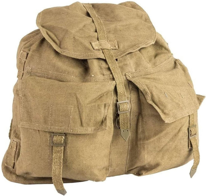 Zaino militare vintage ceco M60 in tela marrone chiaro con fibbie in metallo e molteplici tasche frontali per uso esterno.