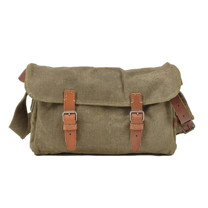 Borsa a tracolla in tela militare ceca vintage con cinturini in pelle e robuste chiusure con fibbia su sfondo bianco