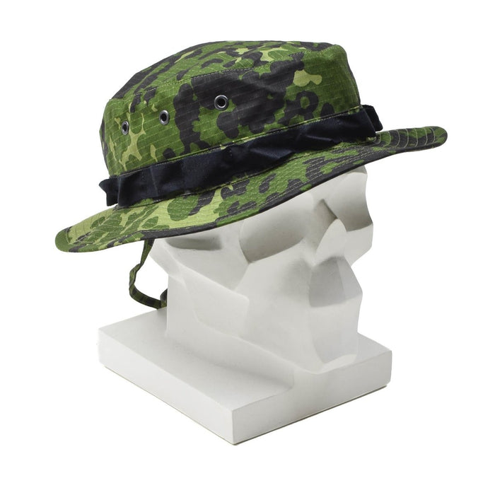 Cappello da pescatore boonie mimetico originale danese M84 realizzato in resistente tessuto ripstop con sottogola sulla testa del manichino bianco