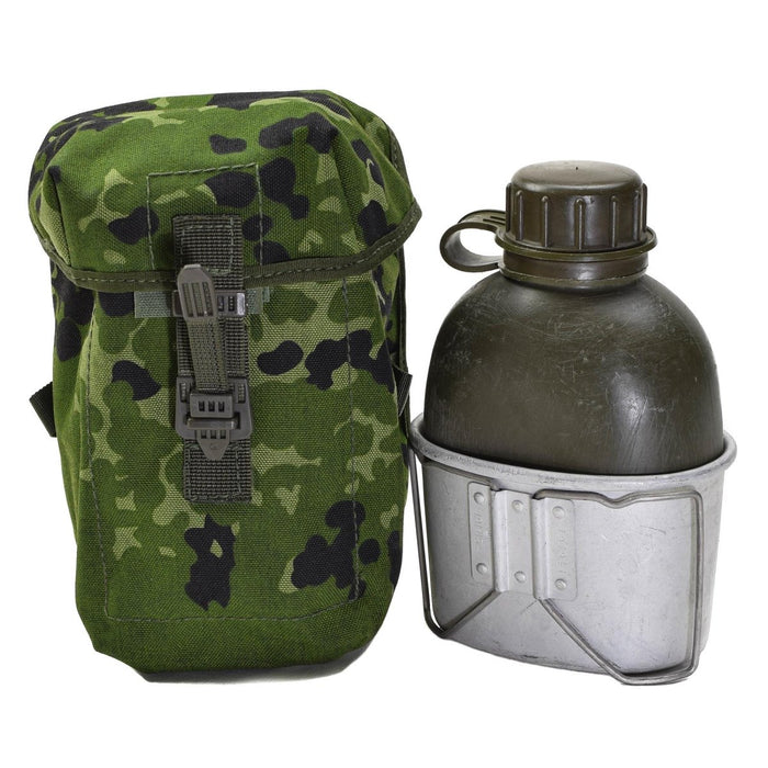 Borraccia militare originale danese con resistente custodia mimetica M84 e borraccia in alluminio, design compatibile con maschera antigas.