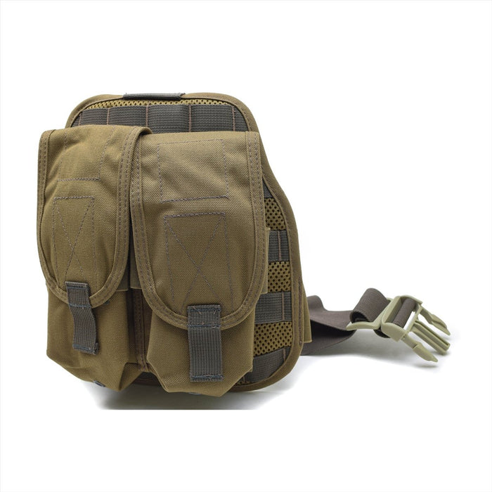 Piattaforma originale militare olandese con gamba abbassata con due tasche per caricatori in nylon coyote e cinturino regolabile per uso tattico.