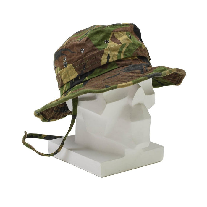 Cappello boonie militare olandese DPM con tesa larga e sottogola in mimetica boschiva su testa di manichino bianco