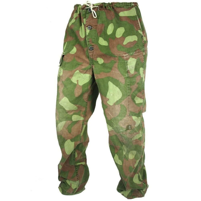 Pantaloni mimetici militari reversibili originali finlandesi M62 in mimetico verde e marrone con materiale resistente e tasche multiple.