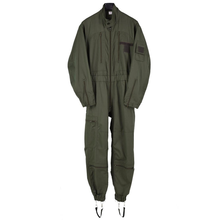 Tuta da volo F2 originale dell'aeronautica francese in resistente tessuto verde oliva con tasche multiple con cerniera e vita regolabile.
