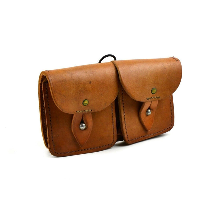 Porta riviste doppio dell'esercito francese in pelle marrone vintage con chiusure con bottoni in metallo e cuciture robuste