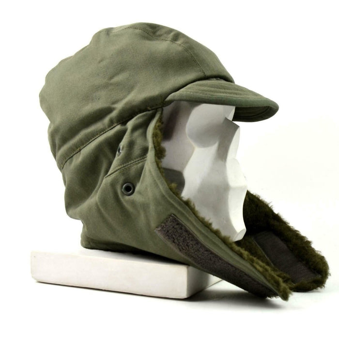 Cappello da paracadutista invernale originale dell'esercito francese in verde oliva con paraorecchie isolanti ripiegabili per la protezione dal freddo.