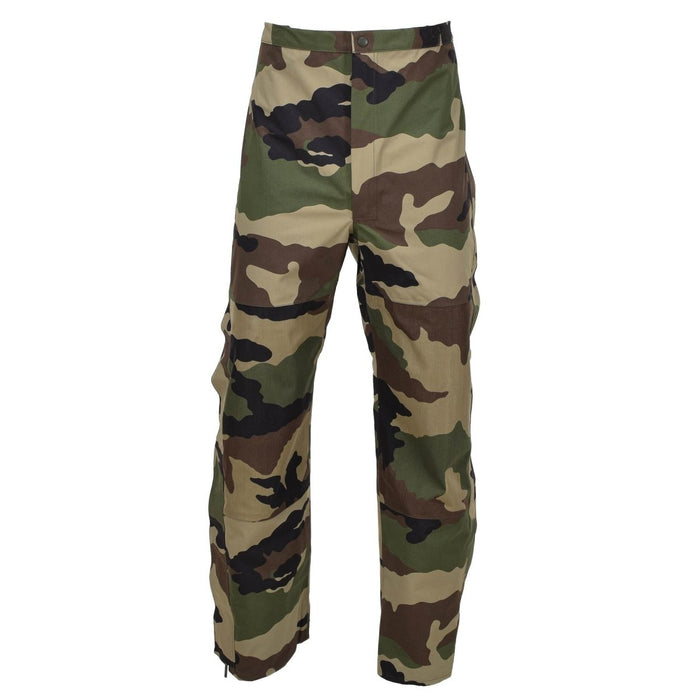 Pantaloni antipioggia impermeabili originali militari francesi in camo CCE con resistente tessuto trilaminato e bretelle regolabili.