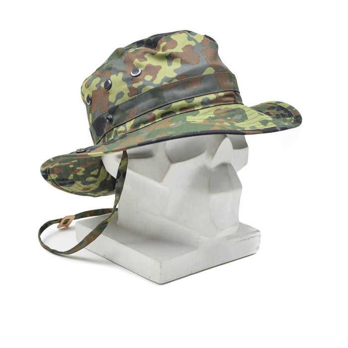Cappello boonie Flecktarn originale dell'esercito tedesco con sottogola, tesa larga e motivo mimetico per uso esterno.
