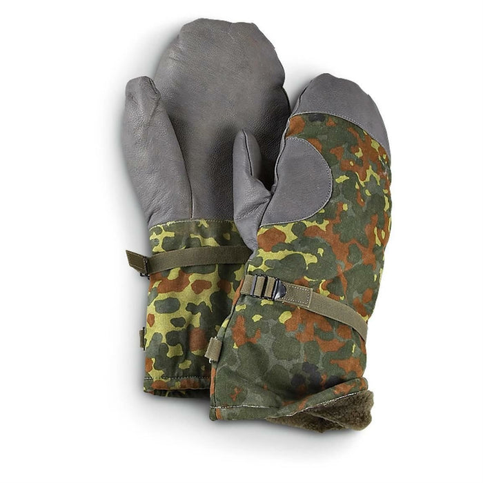 Guanti mimetici flecktarn originali dell'esercito tedesco con impugnatura in pelle, fodera in pile e cinturino da polso regolabile per la protezione dal freddo.