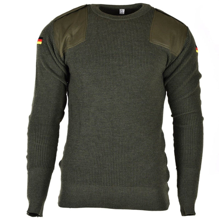 Maglione pullover in lana originale dell'esercito tedesco in verde oliva con spalle rinforzate e toppe con bandiera tedesca sulle maniche