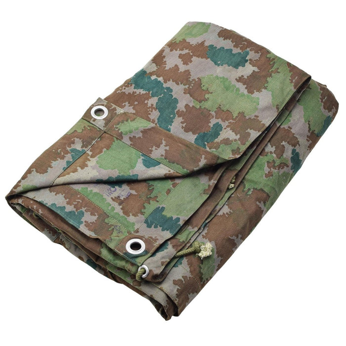 Tenda poncho mimetica militare tedesca vintage piegata con occhielli in metallo per uso in campeggio o in rifugio di sopravvivenza