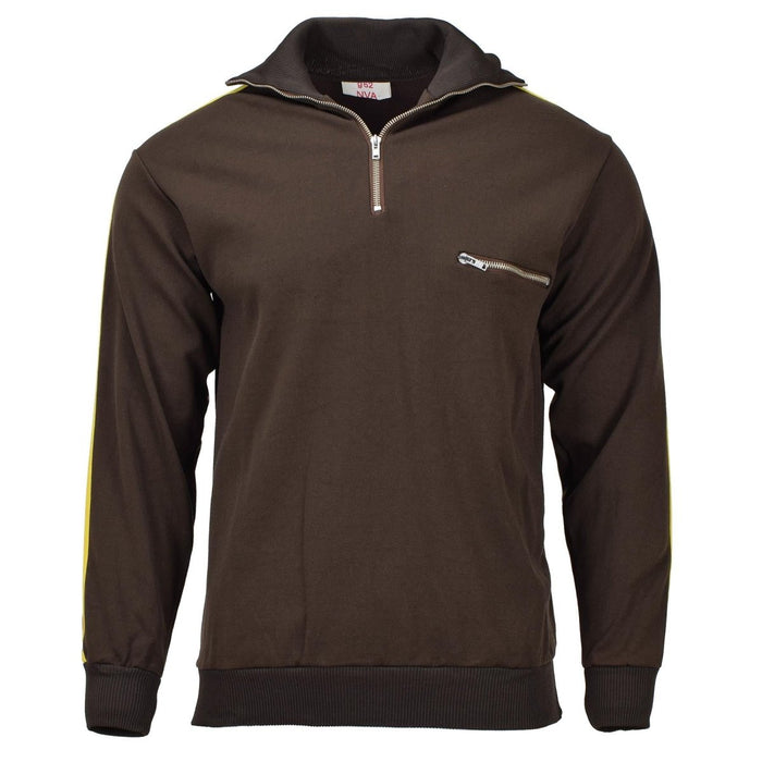 Giacca sportiva vintage marrone NVA originale militare tedesca con mezza cerniera e piccola tasca sul petto, ideale per abbigliamento sportivo e uso casual.