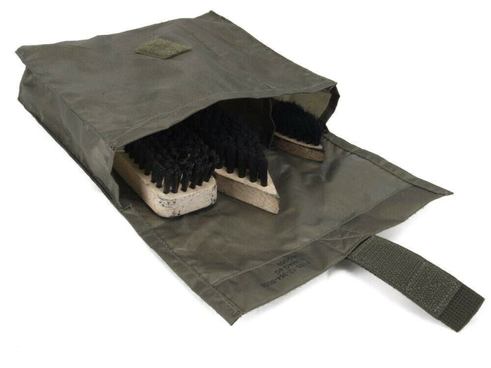 Set di spazzole per la pulizia verde con custodia su sfondo bianco