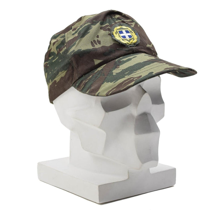 Berretto militare greco mimetico lucertola in eccedenza con stemma greco, resistente e progettato per uso esterno.