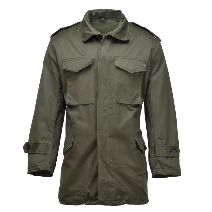 Giacca da campo militare greca originale M65 in verde oliva con tasche multiple e tessuto durevole e resistente agli agenti atmosferici.