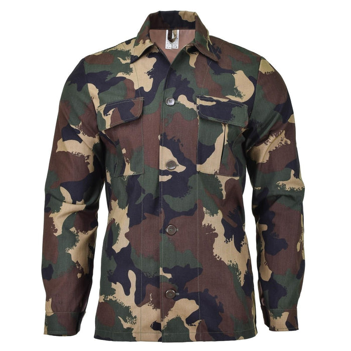 Camicia surplus militare originale dell'esercito ungherese mimetico da campo da combattimento con tasche frontali e chiusura con bottoni
